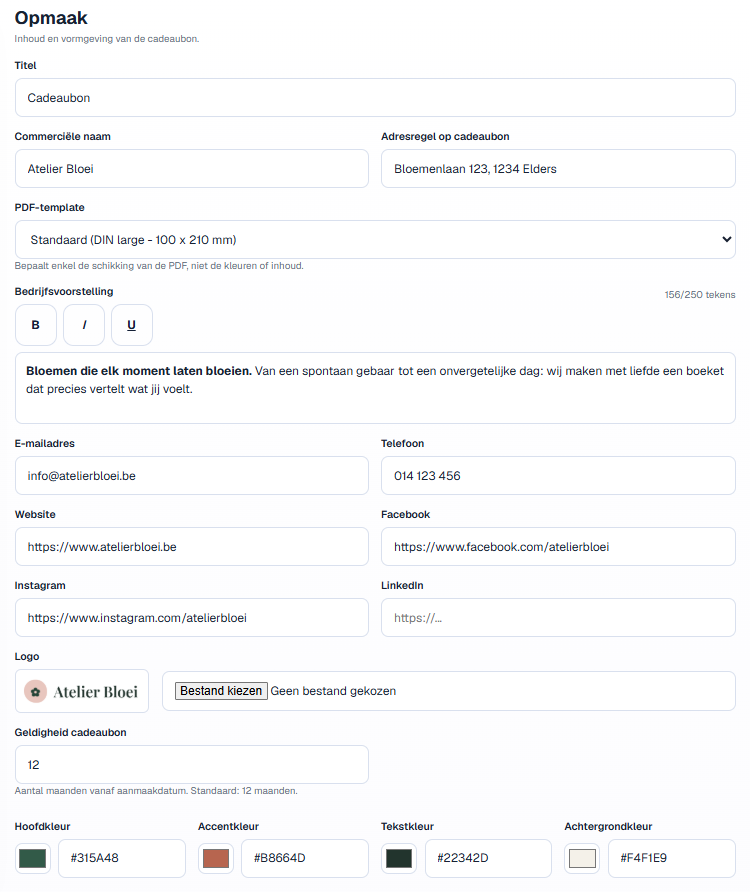 Onboarding van QReateCards met instellingen voor logo, template en merkkleuren.
